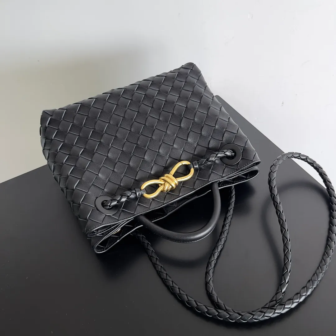 The 2023 new Andiamo batch of 1860 BV has been shipped‼ ️Really popular🔥The new Andiamo woven handbag launched by Bottega Veneta this season is really popular all over the world! ! Celebrities at home and abroad have worn it, and Oscar-winning actress Michelle Yeoh has taken it out on the street. Song Jia, Trai Yara, Yu Feihong, Sanji Ayaka, Rosie Hunting-Whiteley, Yoshioka Riho, etc. have all picked up this bag. It is classic and versatile, showing off its temperament, and the bag capacity is also large, which is very convenient for daily commuting! ! A variety of carrying methods, the shoulder straps can be adjusted by yourself, the original lambskin feels soft and delicate, and the neutral style is made to break gender boundaries and bring a more practical and longer-lasting use experience. Andiamo, which has both elegant and casual styles, perfectly interprets the true appearance of "fashionable old money style". Style number: 743568 Size: 25*22*10.5cm